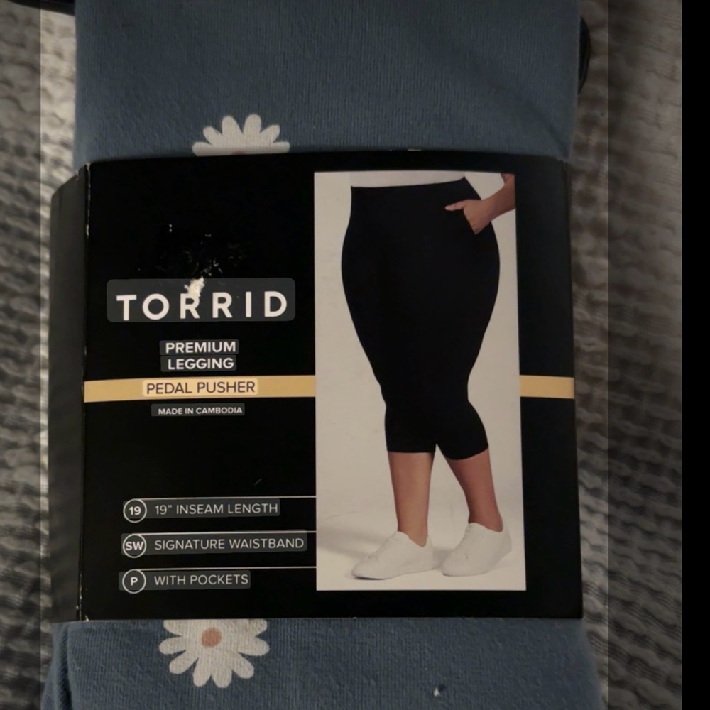 Torrid Blue Floral Pedal Pusher Leggings NWT